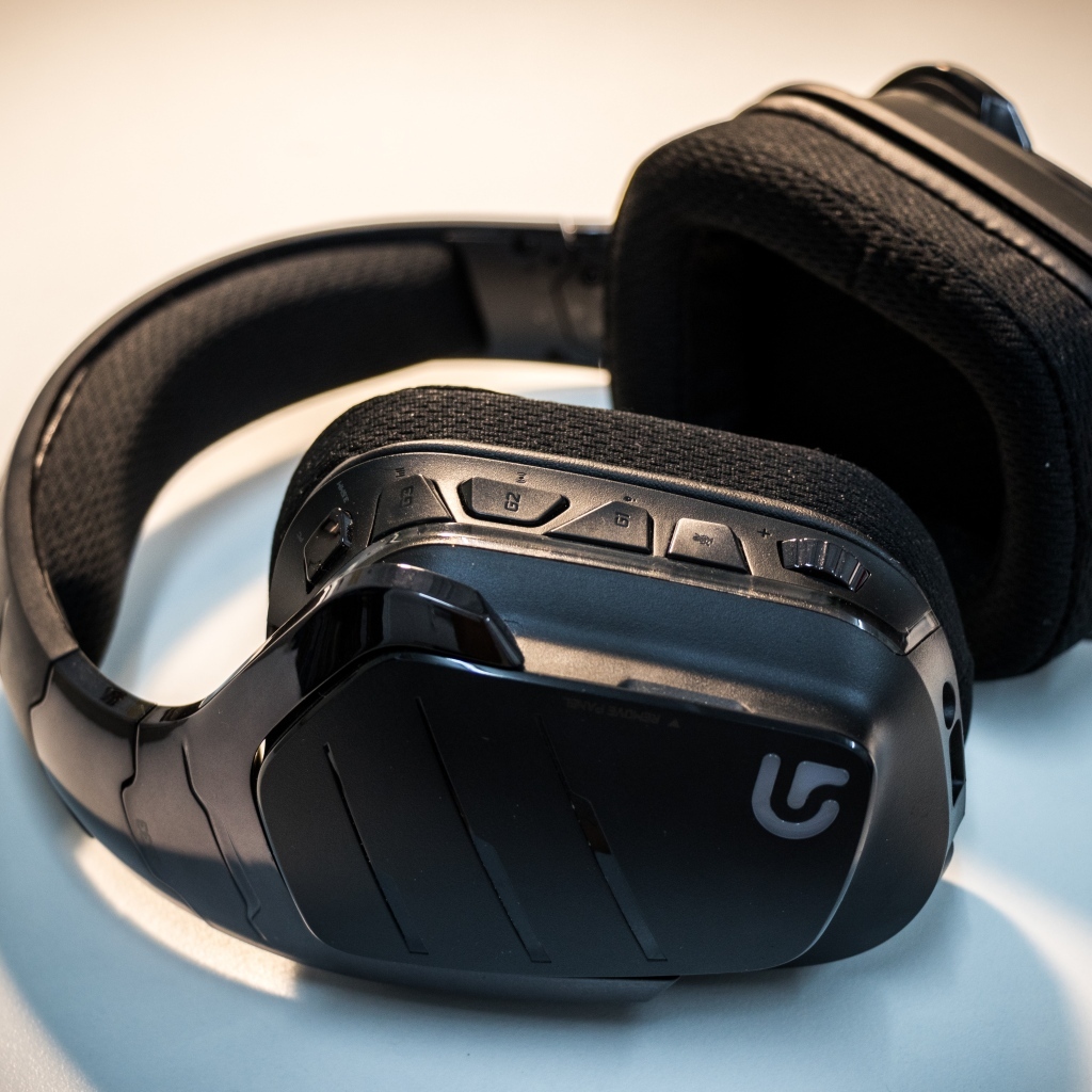 Большие черные наушники на сером фоне