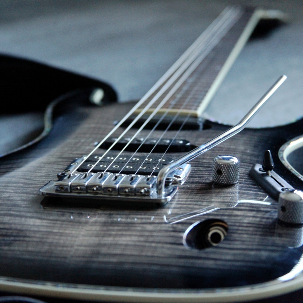 Черная шестиструнная гитара