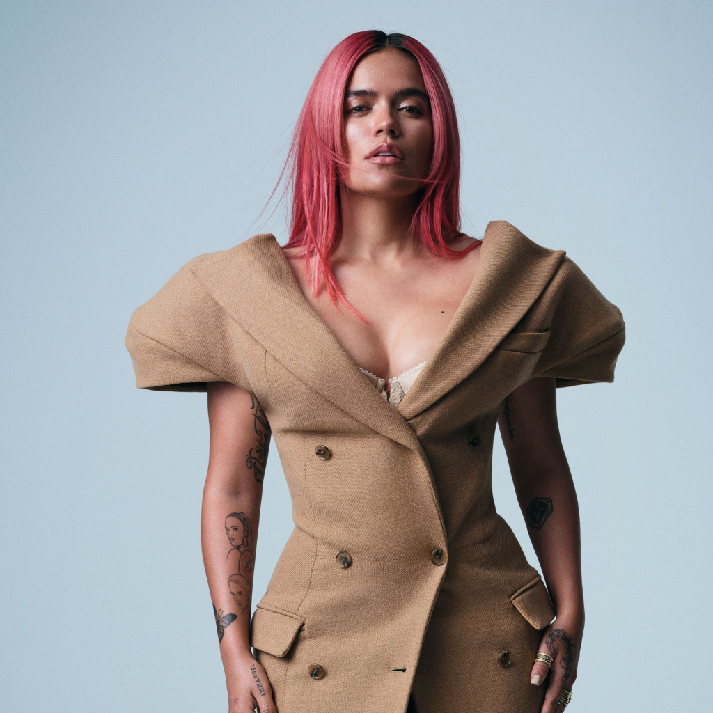 Яркая певица Karol G на сером фоне