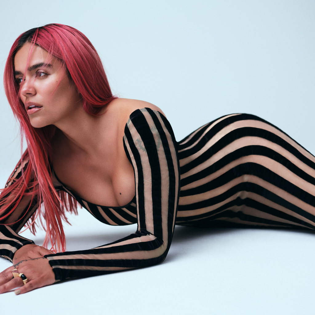 Колумбийская певица Karol G в полосатом платье