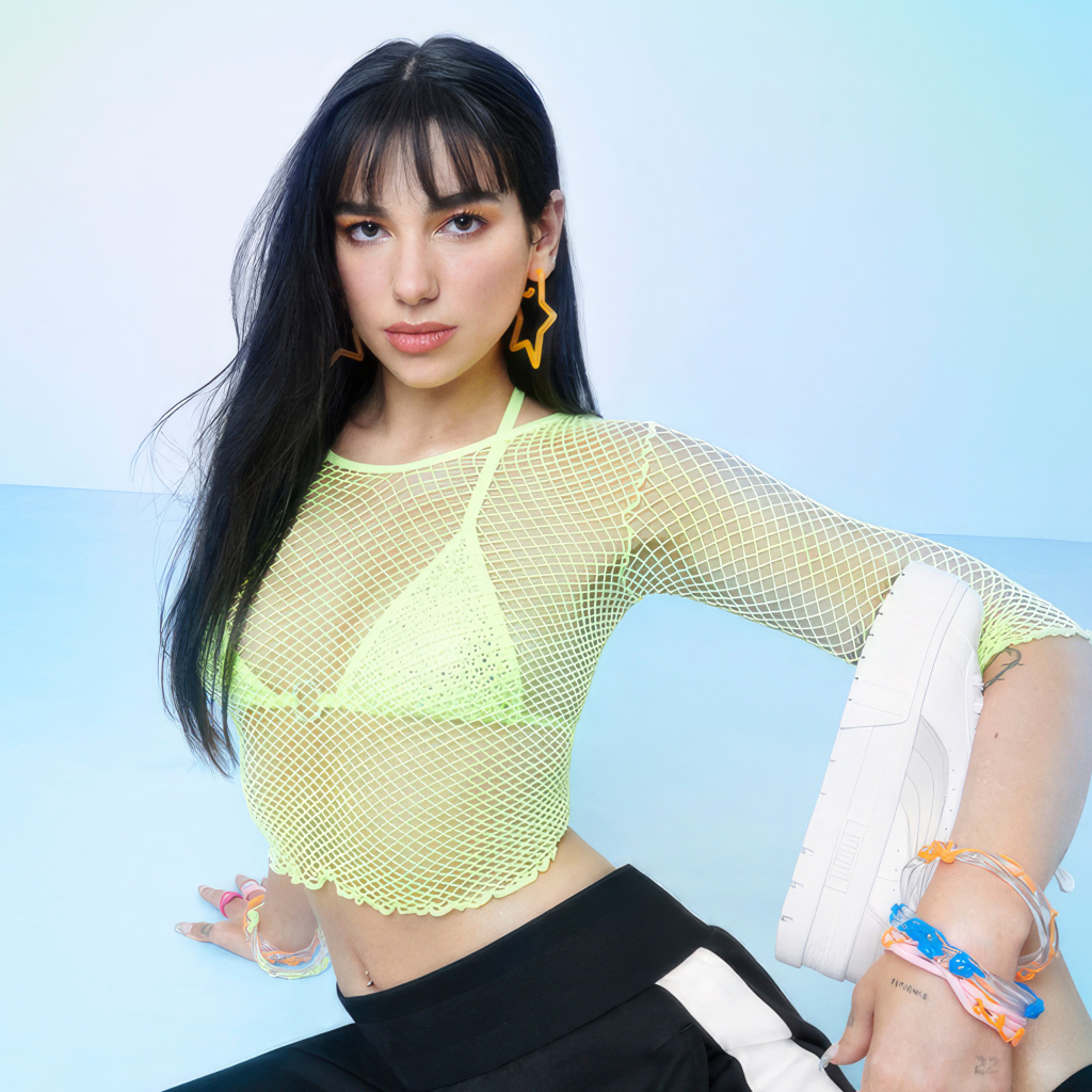 Гибкая певица Дуа Липа в голубой комнате