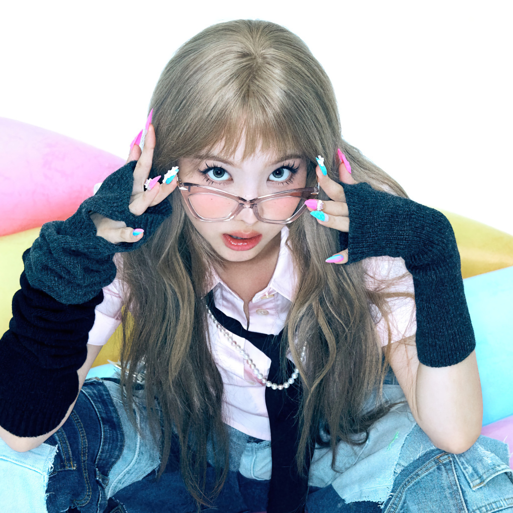 Девушка певица Наён в очках