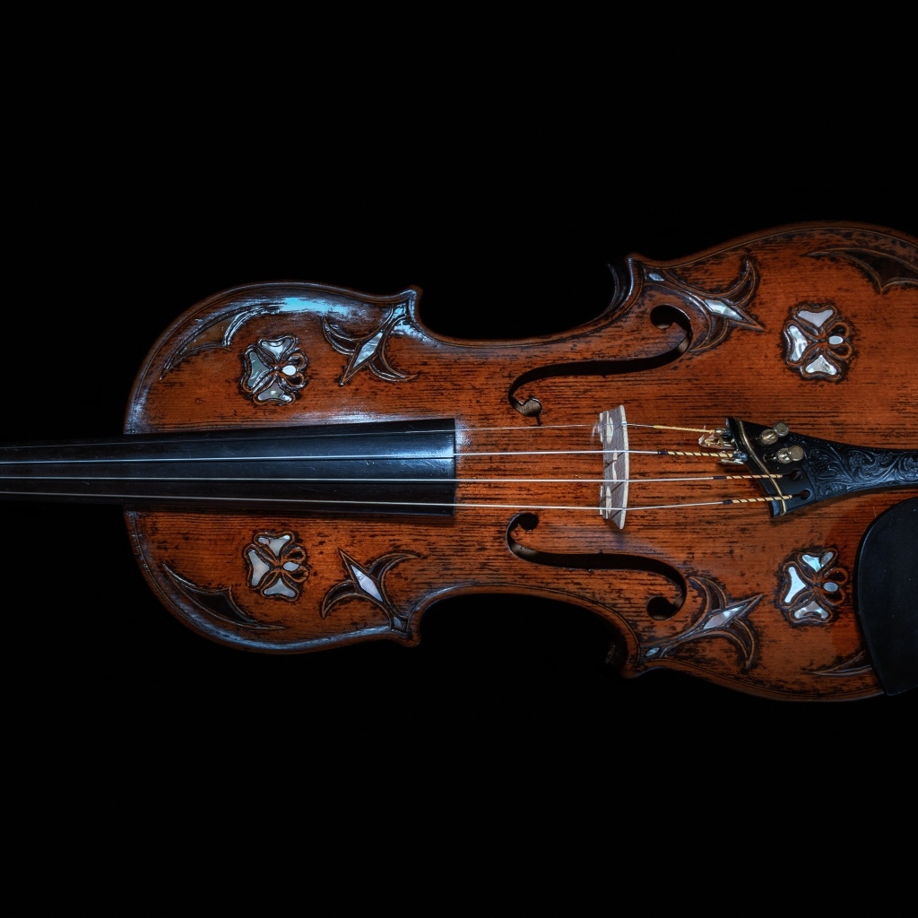 Большая деревянная скрипка на черном фоне