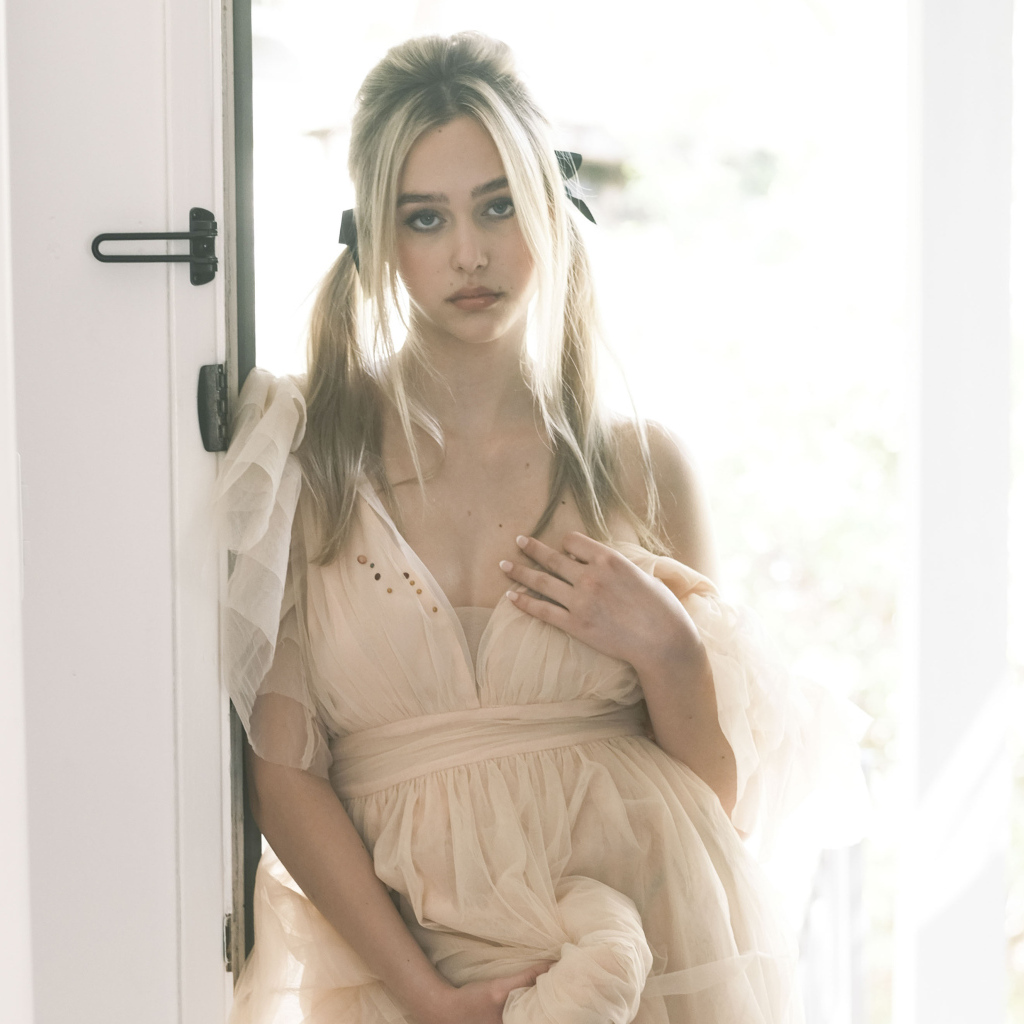 Исполнительница Havanna Winter в платье