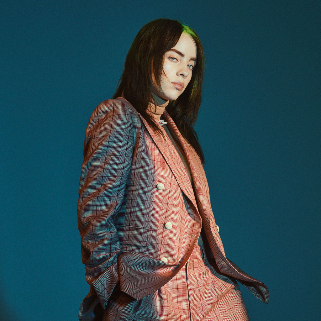 Популярная американская певица Билли Айлиш в костюме