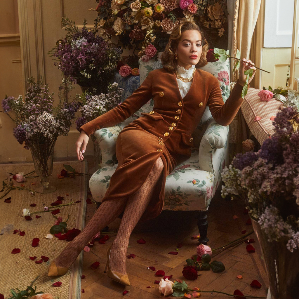 Популярная певица Рита Ора сидит в кресле