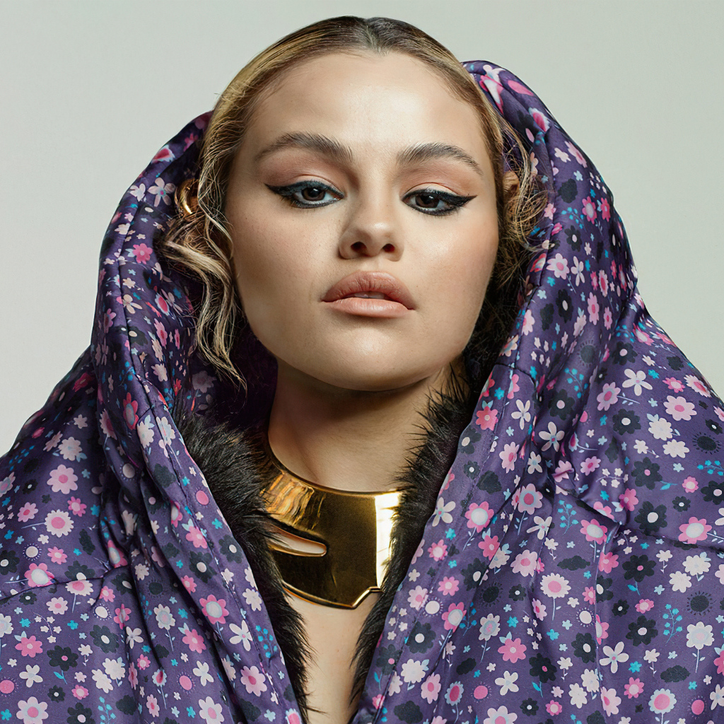 Популярная певица Селена Гомес в одеяле