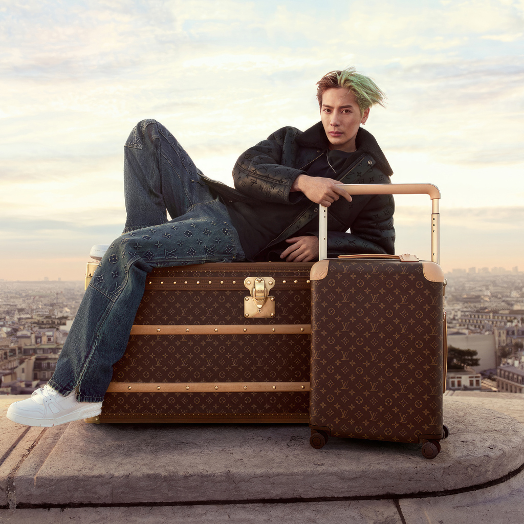 Рэпер Джексон Ван  лежит на чемодане