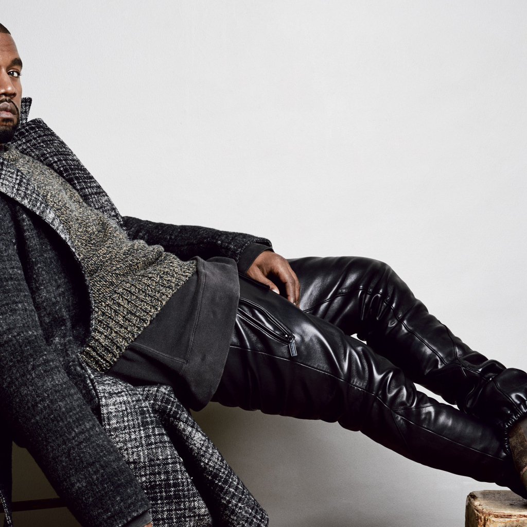 Рэпер Канье Уэст сидит на стуле