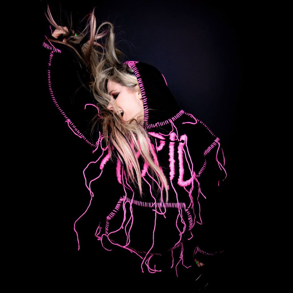 Певица Аврил Лавин  на черном фоне