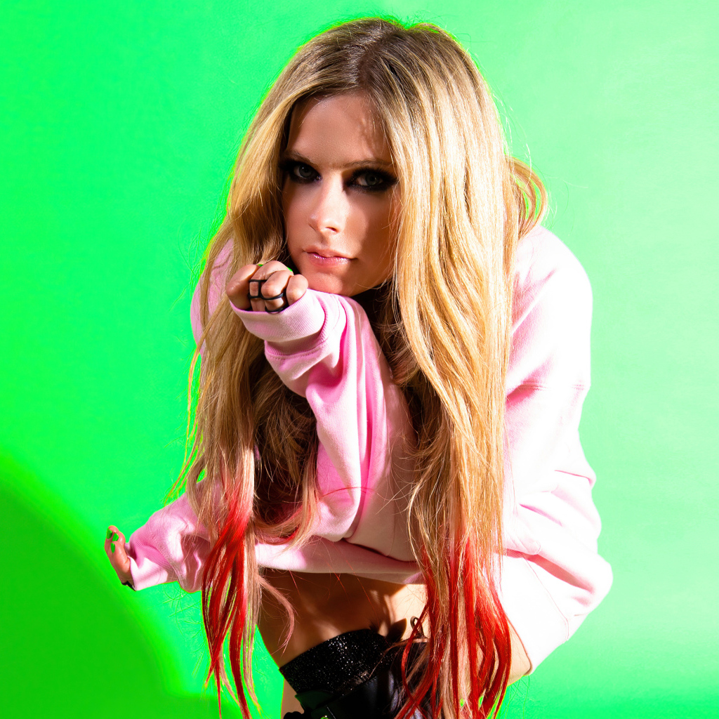 Певица Аврил Лавин на зеленом фоне