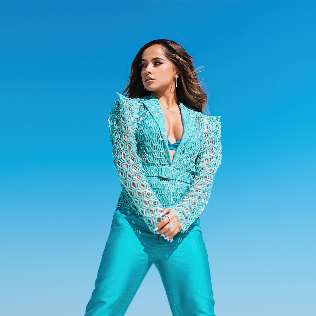 Певица Бекки Джи на голубом фоне