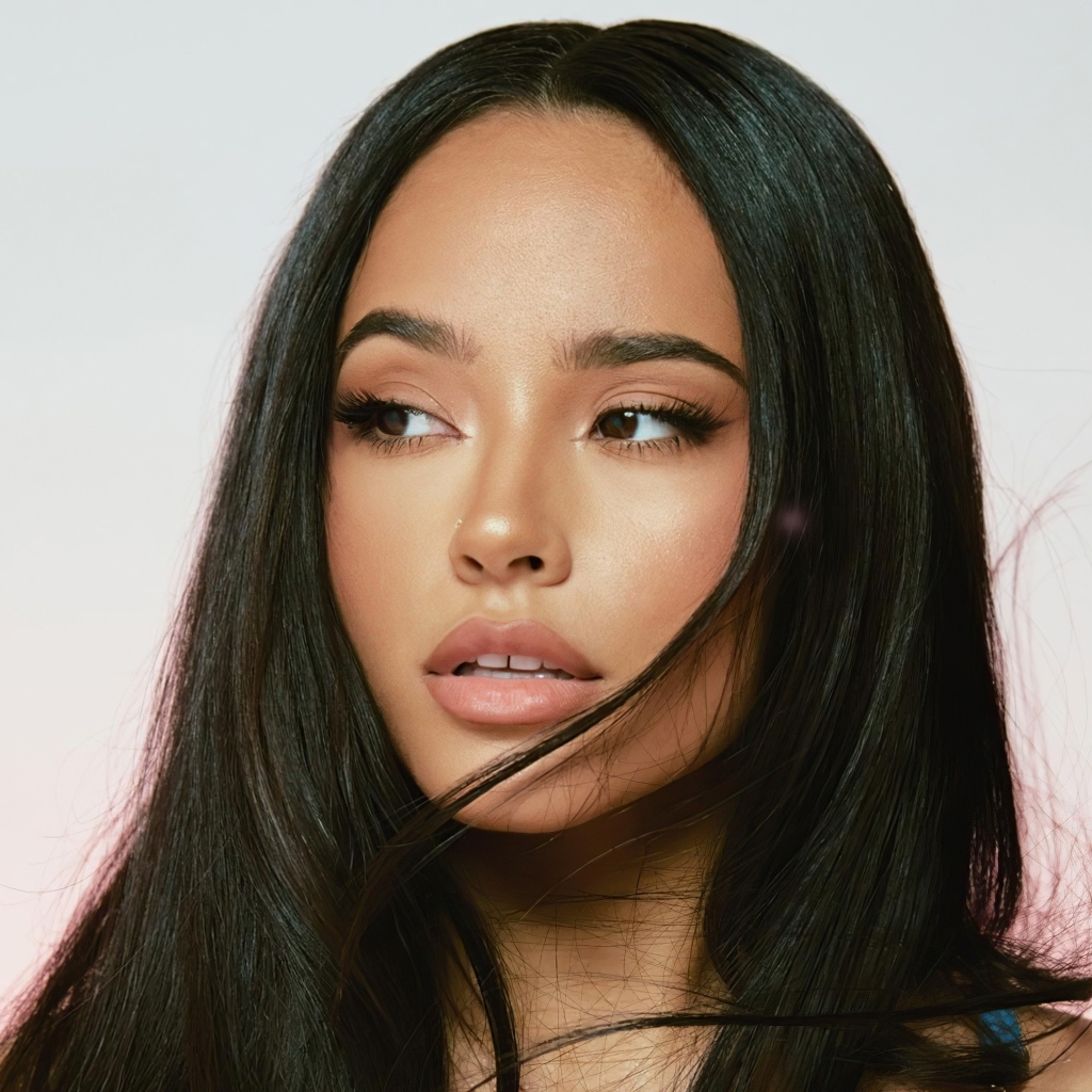 Лицо певицы Бекки Джи крупным планом