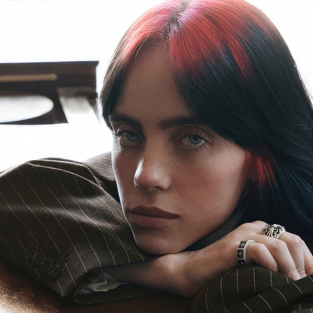 Певица Билли Айлиш в полосатом костюме