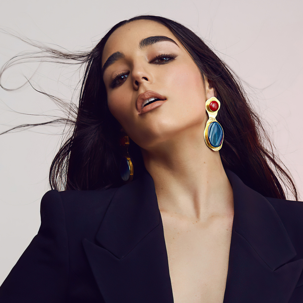 Певица Индиана Массара в черном пиджаке