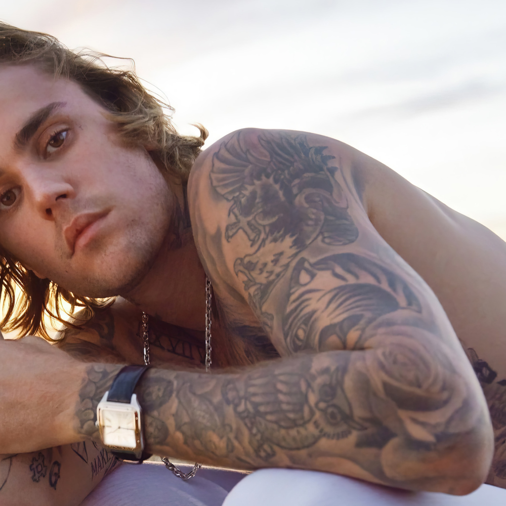 Певец Джастин Бибер с татуировками на теле