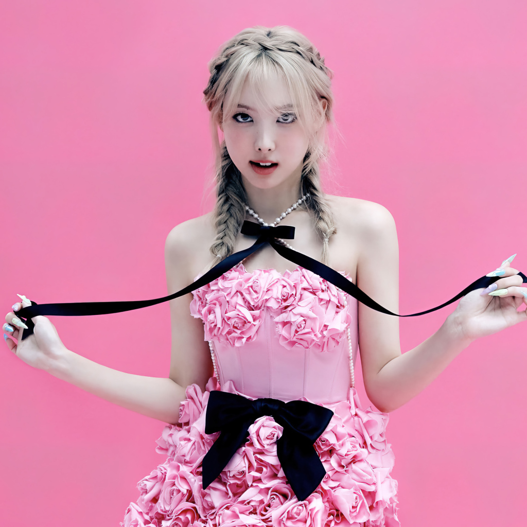 Певица Наён в красивом платье на розовом фоне