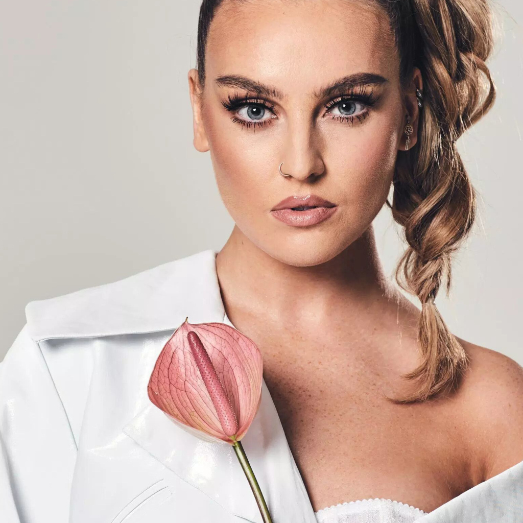 Певица Перри Эдвардс с цветком в руках