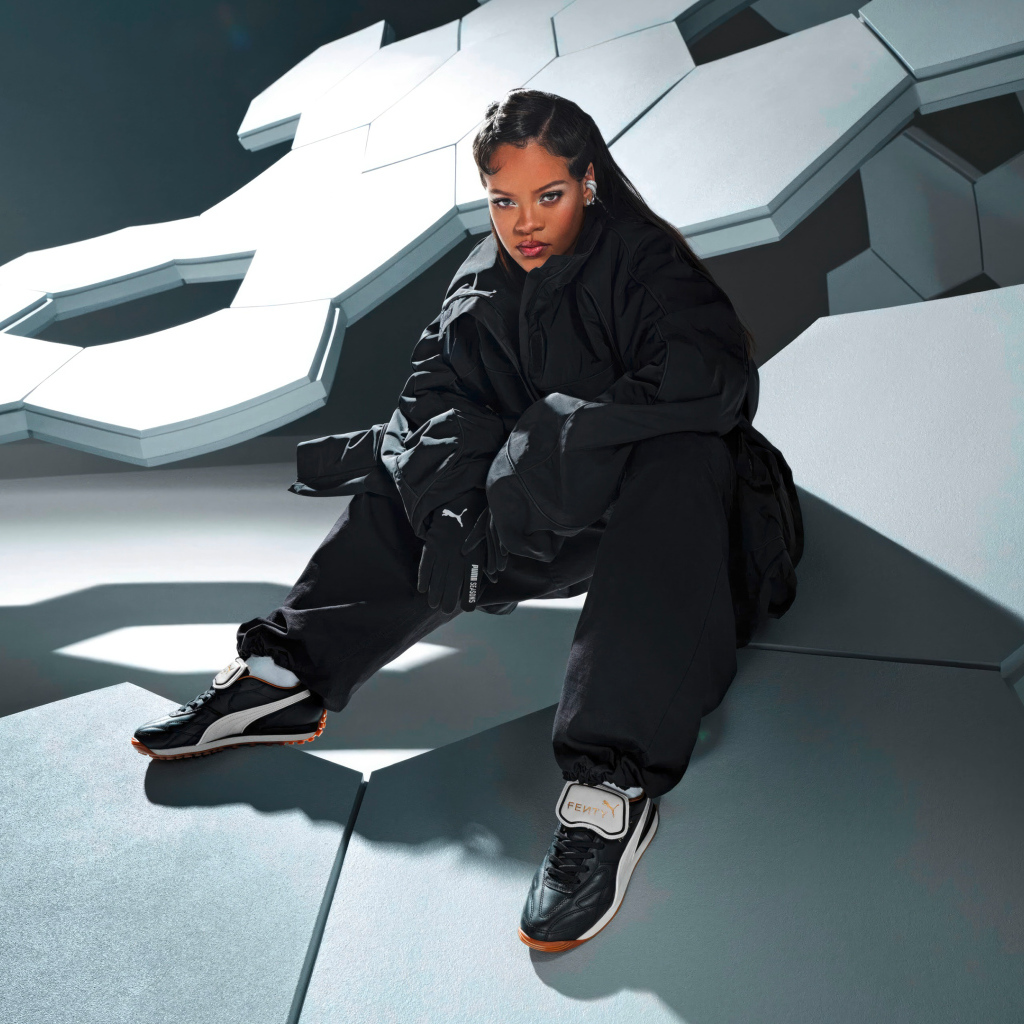 Певица Рианна в черном спортивном костюме