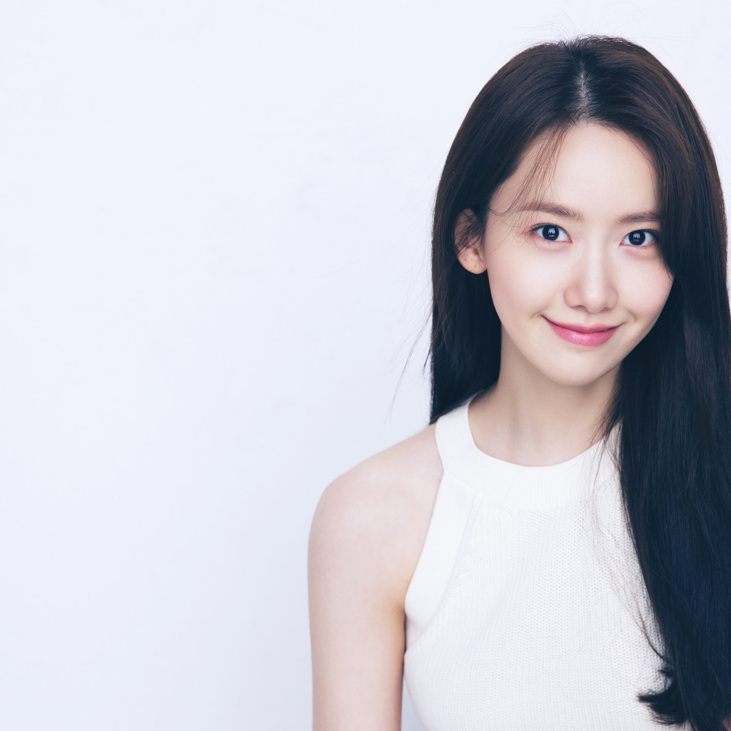 Улыбающаяся девушка Yoona на белом фоне