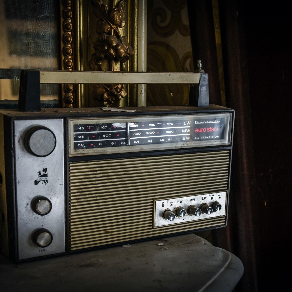 Старый радиоприемник стоит на столе