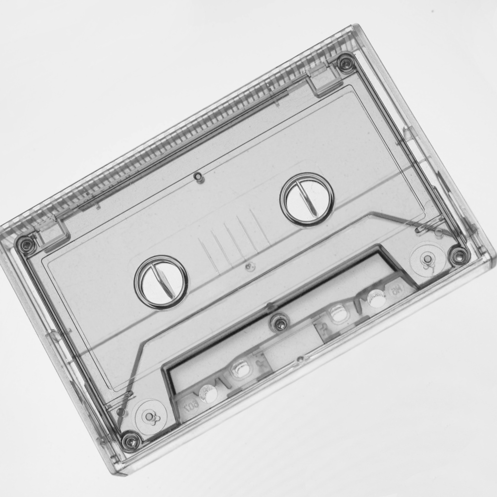 Прозрачная кассета на сером фоне