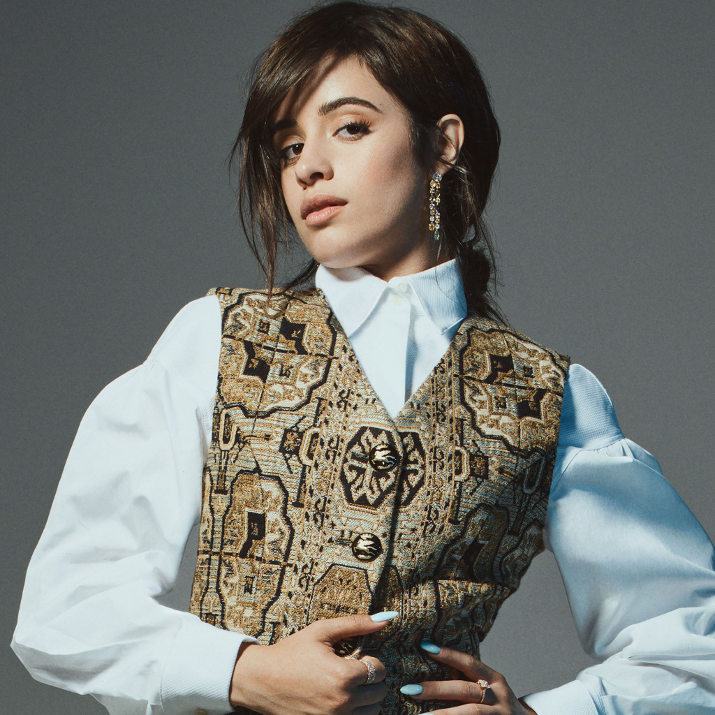 Белая блузка и жилетка в образе певицы Камила Кабельо