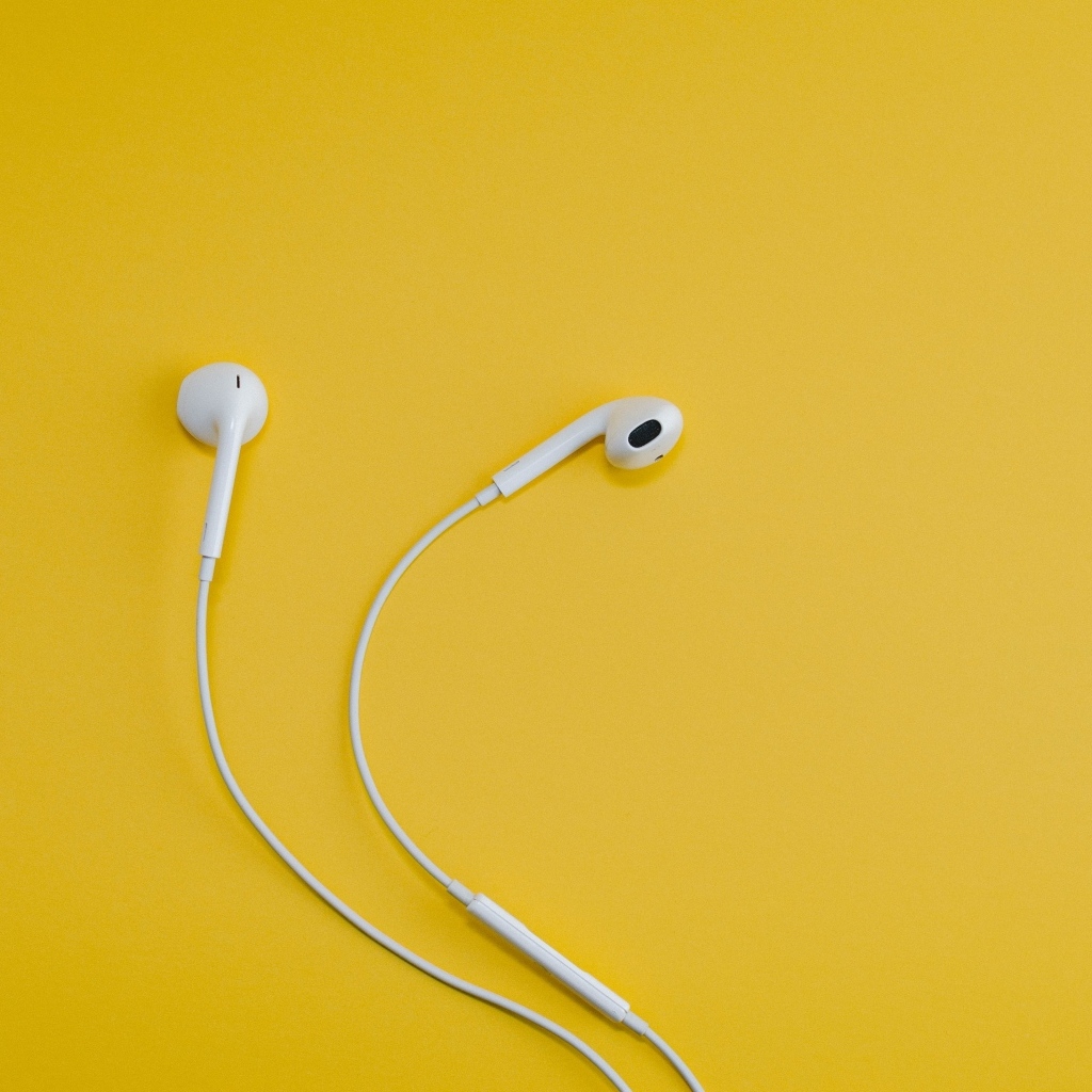 Белые наушники на желтом фоне