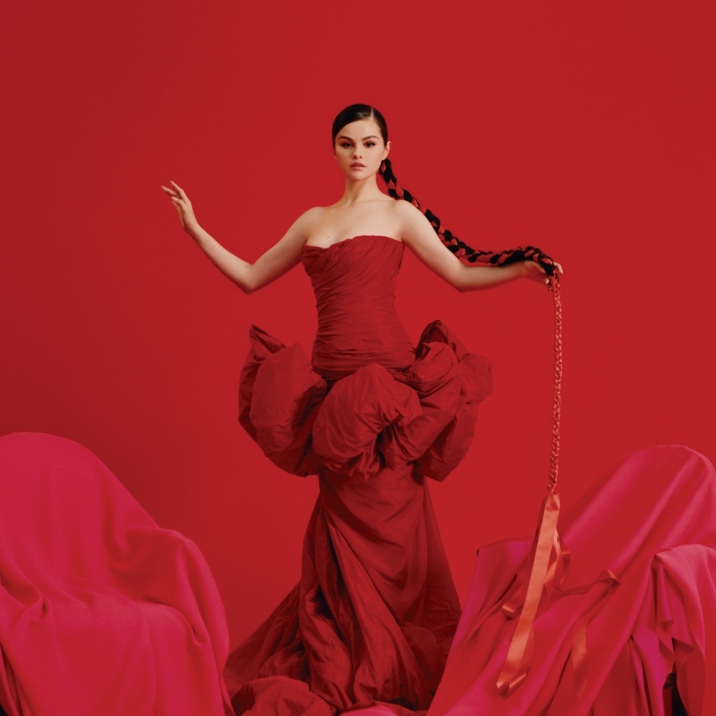 Молодая девушка певица и актриса Селена Гомес в красном платье