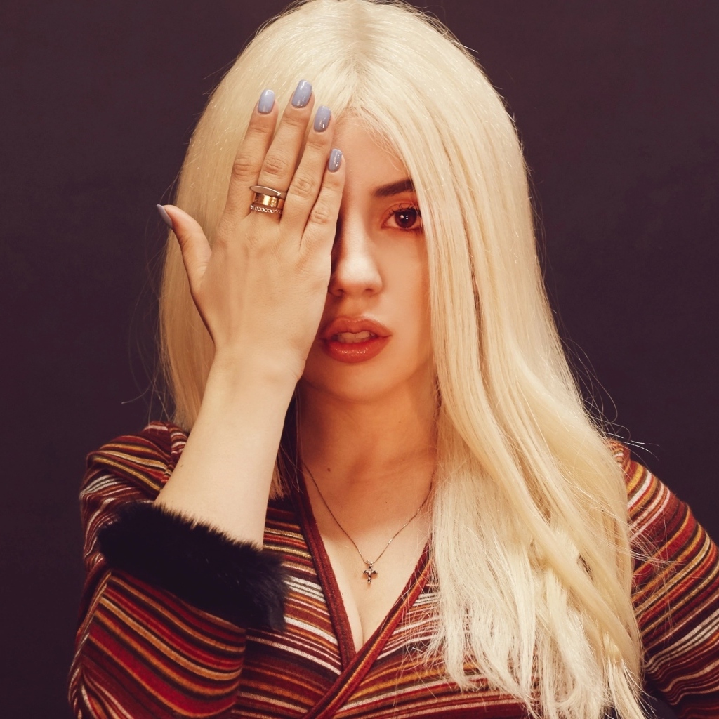 Молодая певица Эйва Макс закрыла глаз