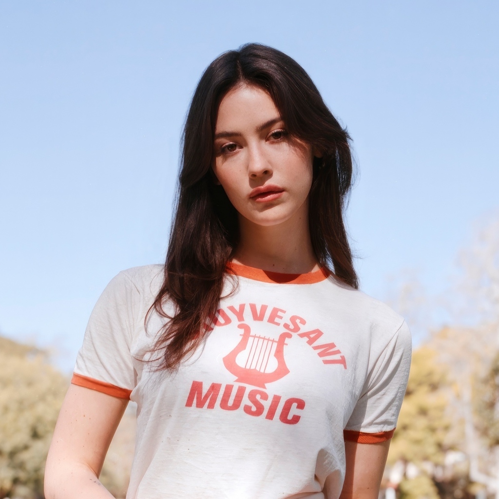 Молодая певица Грэйси Абрамс в футболке