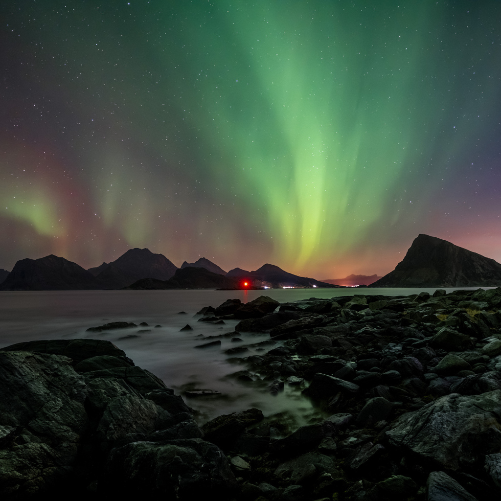 Красивое полярное сияние над водой