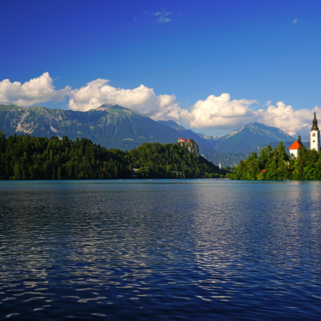 Красивый вид на озеро и покрытые зеленью горы