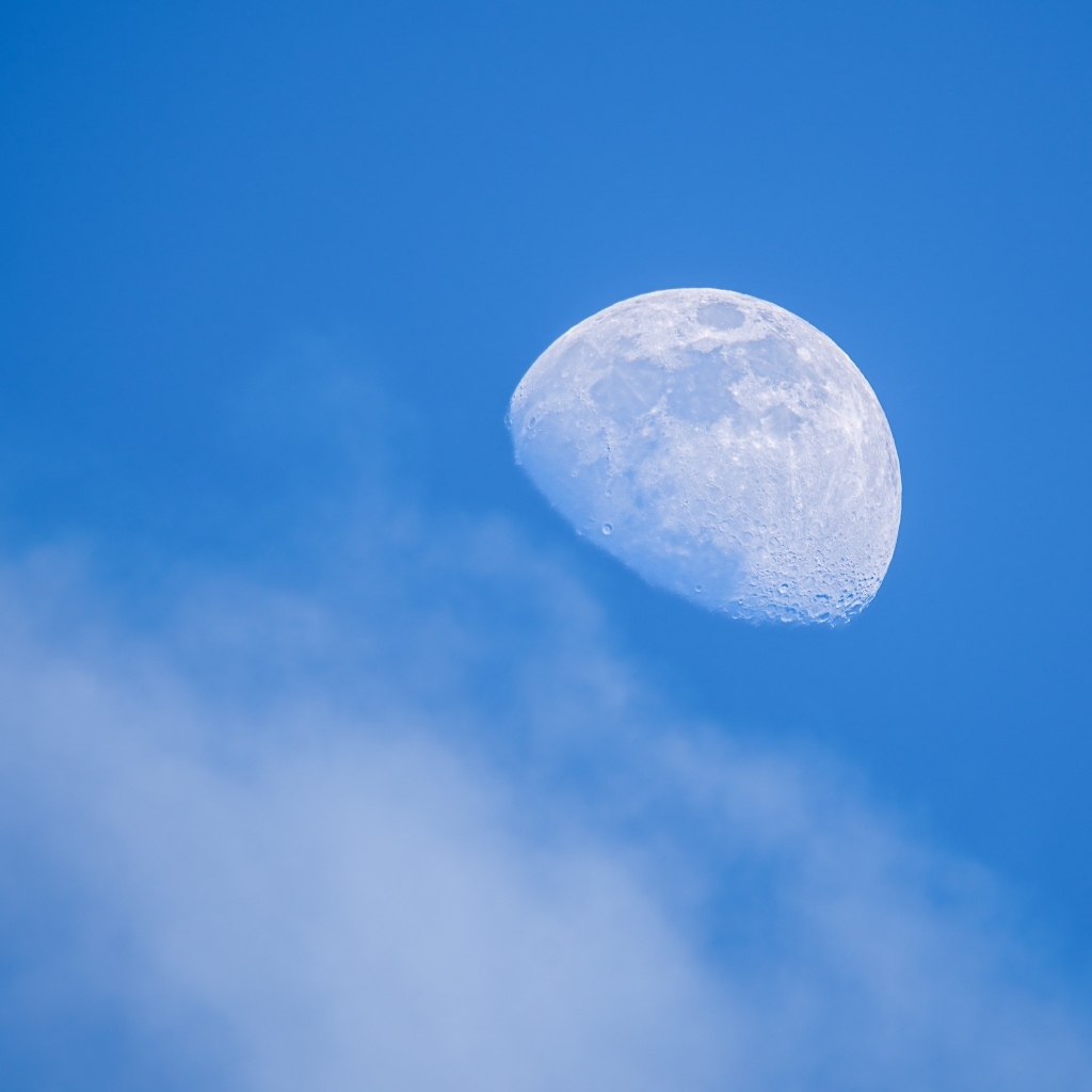 Красивая белая луна в голубом небе