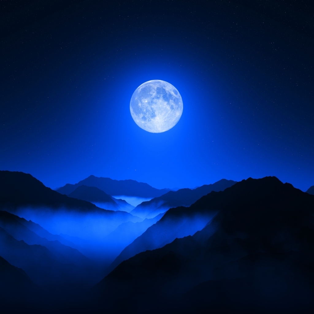 Большая луна в ночном небе над горами