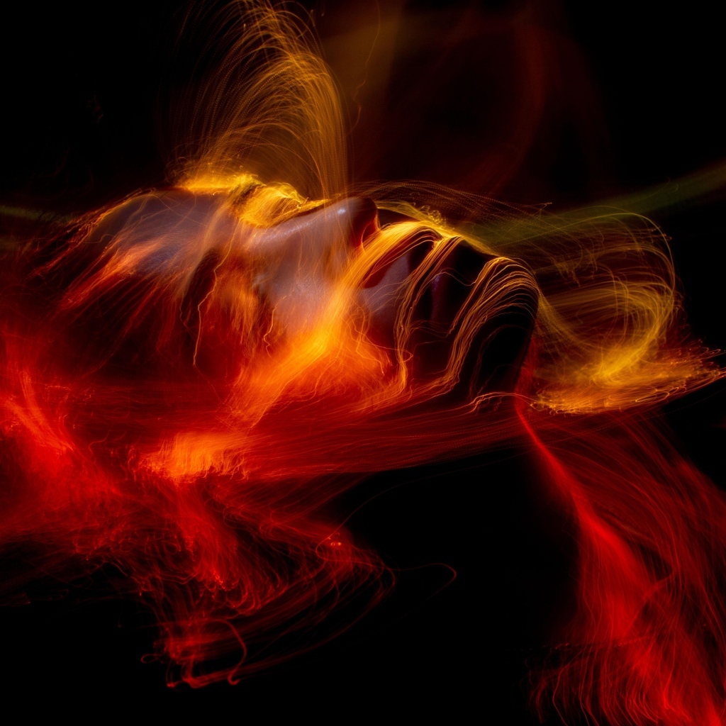 Размытые искры красного огня на черном фоне