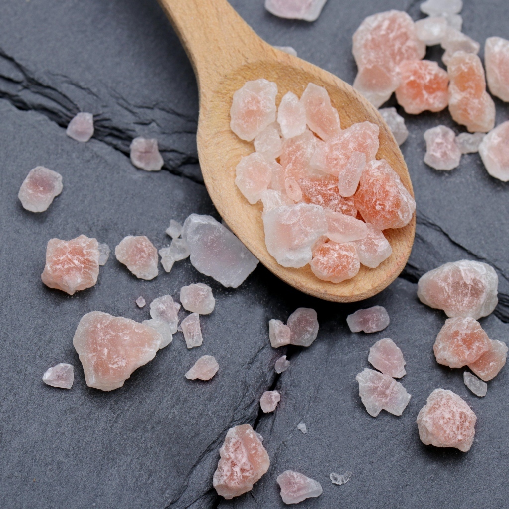 Крупная каменная соль на деревянной ложке