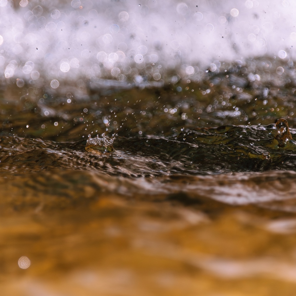 Сильные капли дождя падают в воду