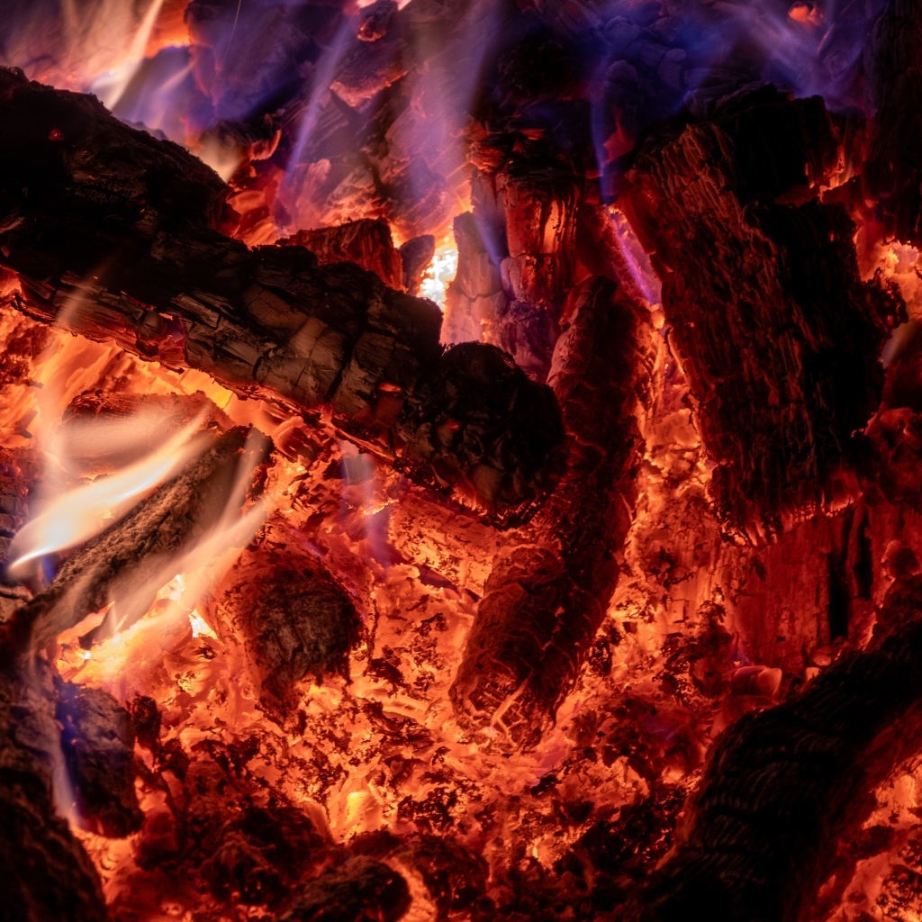 Раскаленные дрова в костре