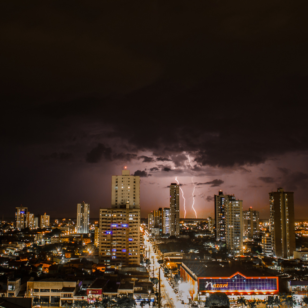 Молнии в небе над ночным городом