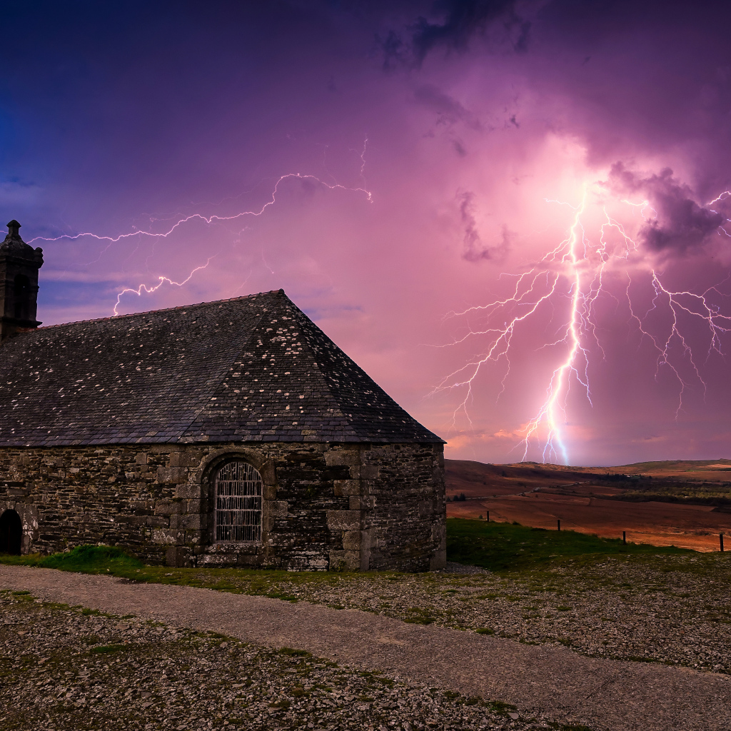 Молния ударила в старый разрушенный дом