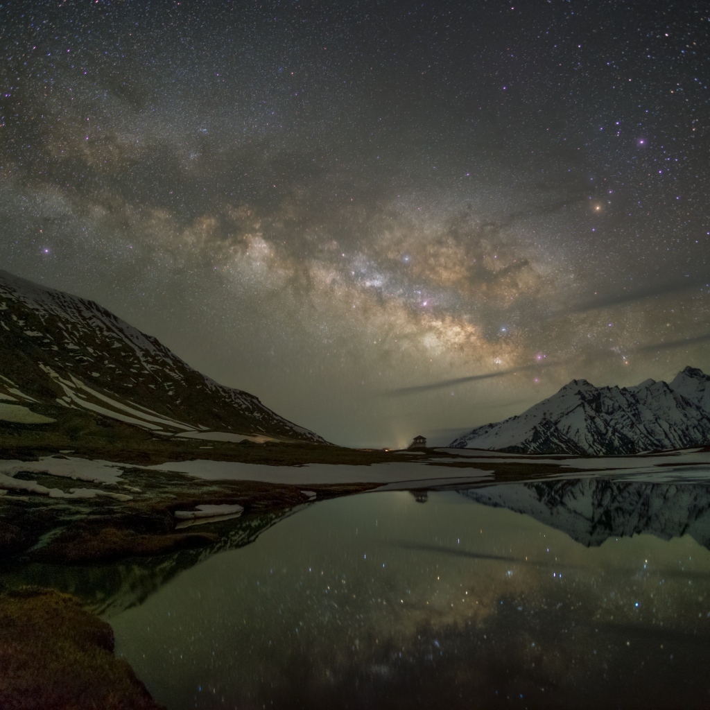 Млечный путь в ночном небе над горным озером зимой