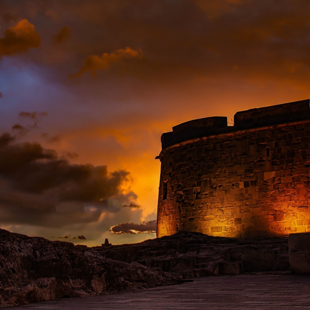 Старая крепость в свете фонарей ночью