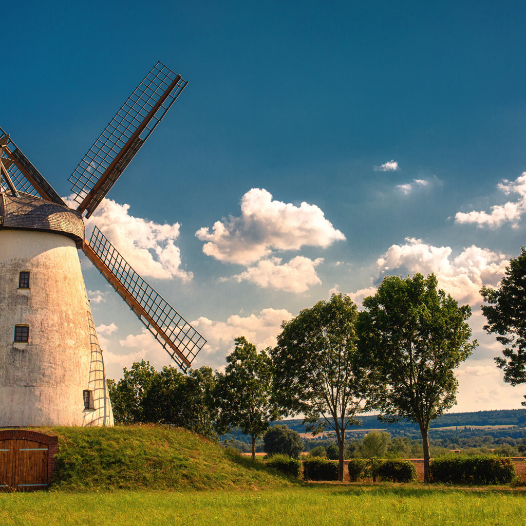 Старая мельница с зелеными деревьями