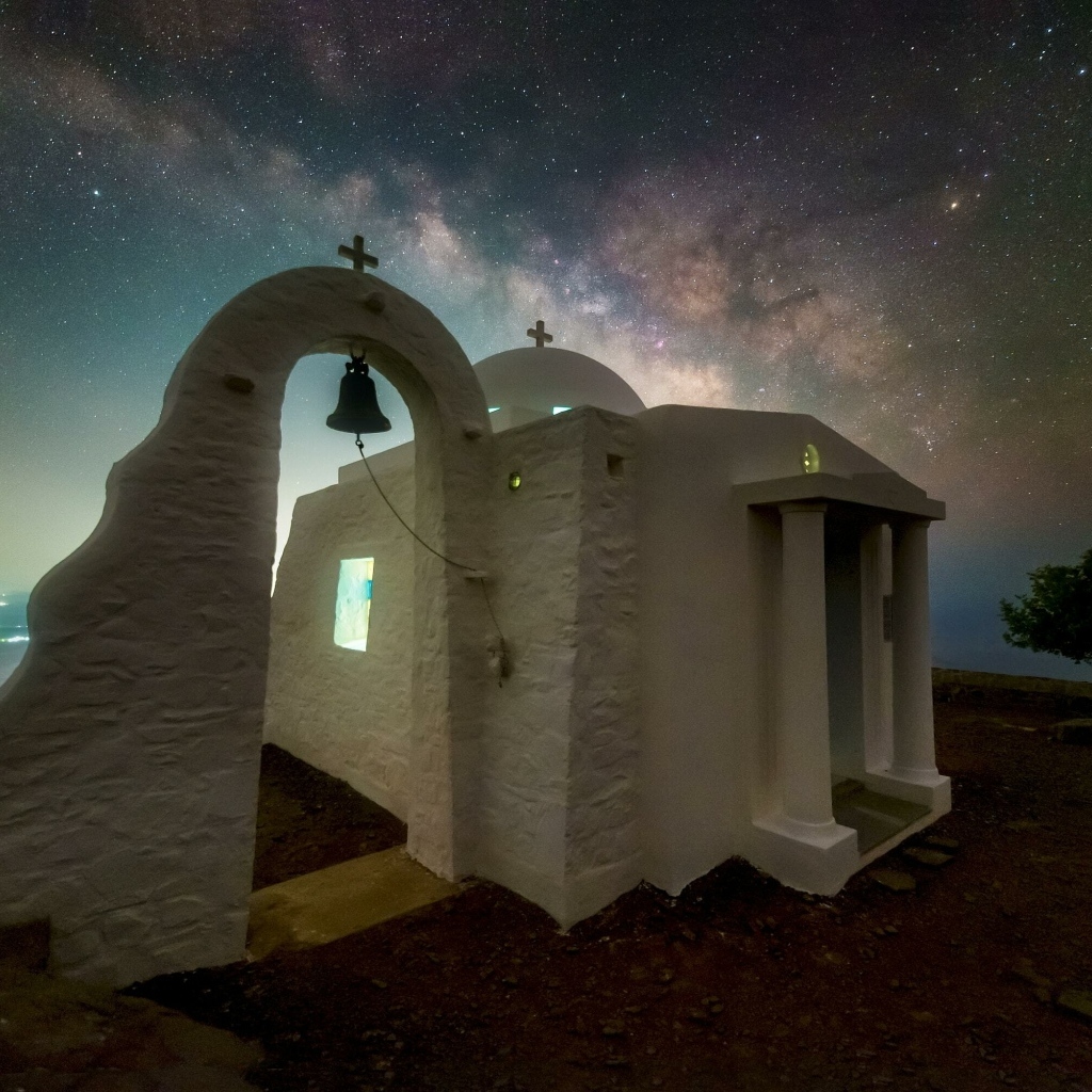 Белое здание церкви под звездным небом