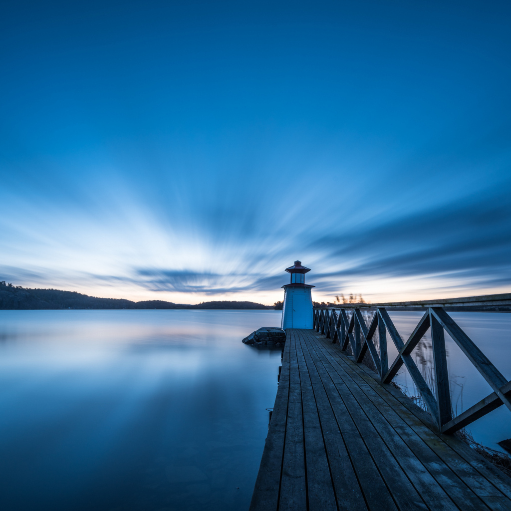 Деревянный причал на фоне красивого неба