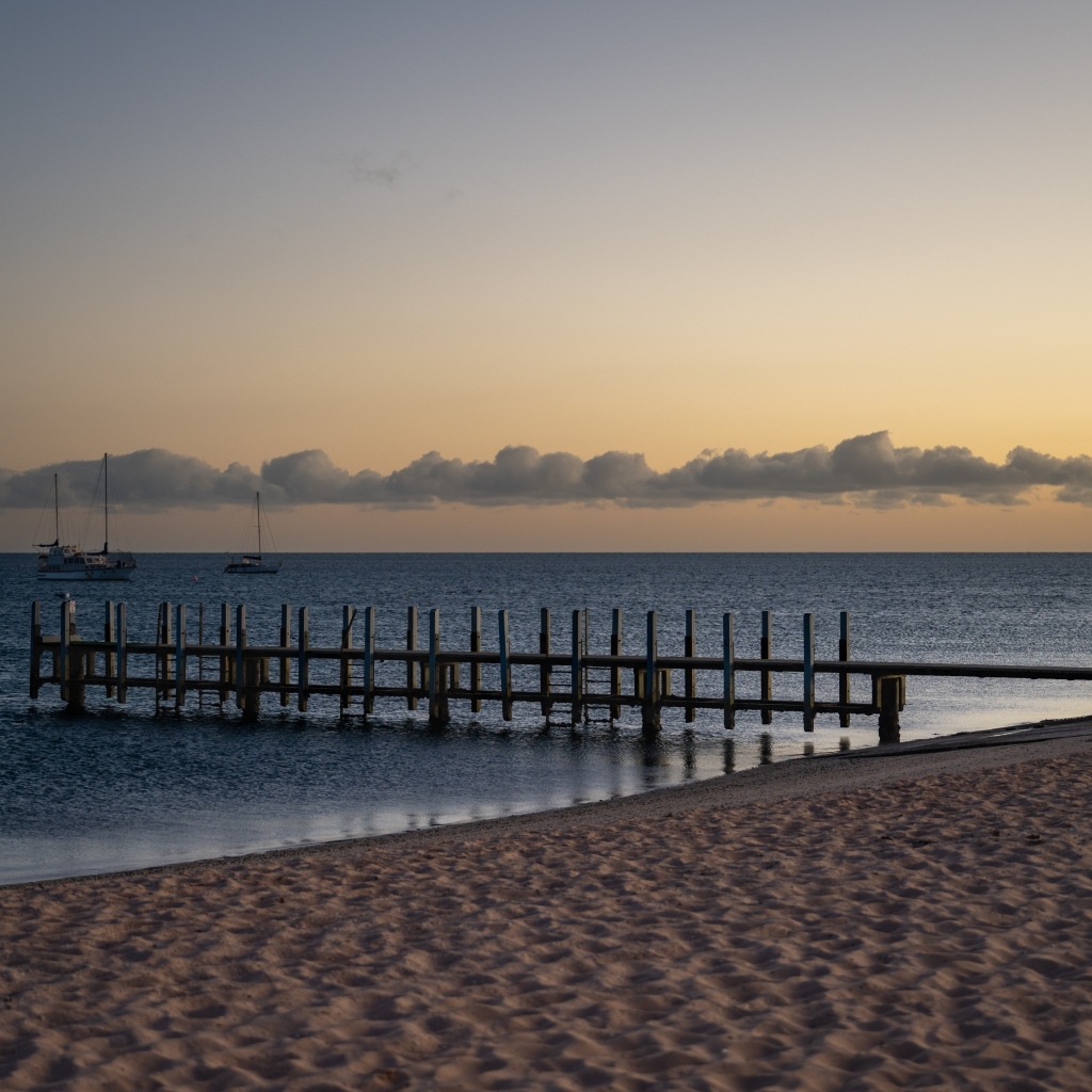 Песок на пляже у спокойного моря