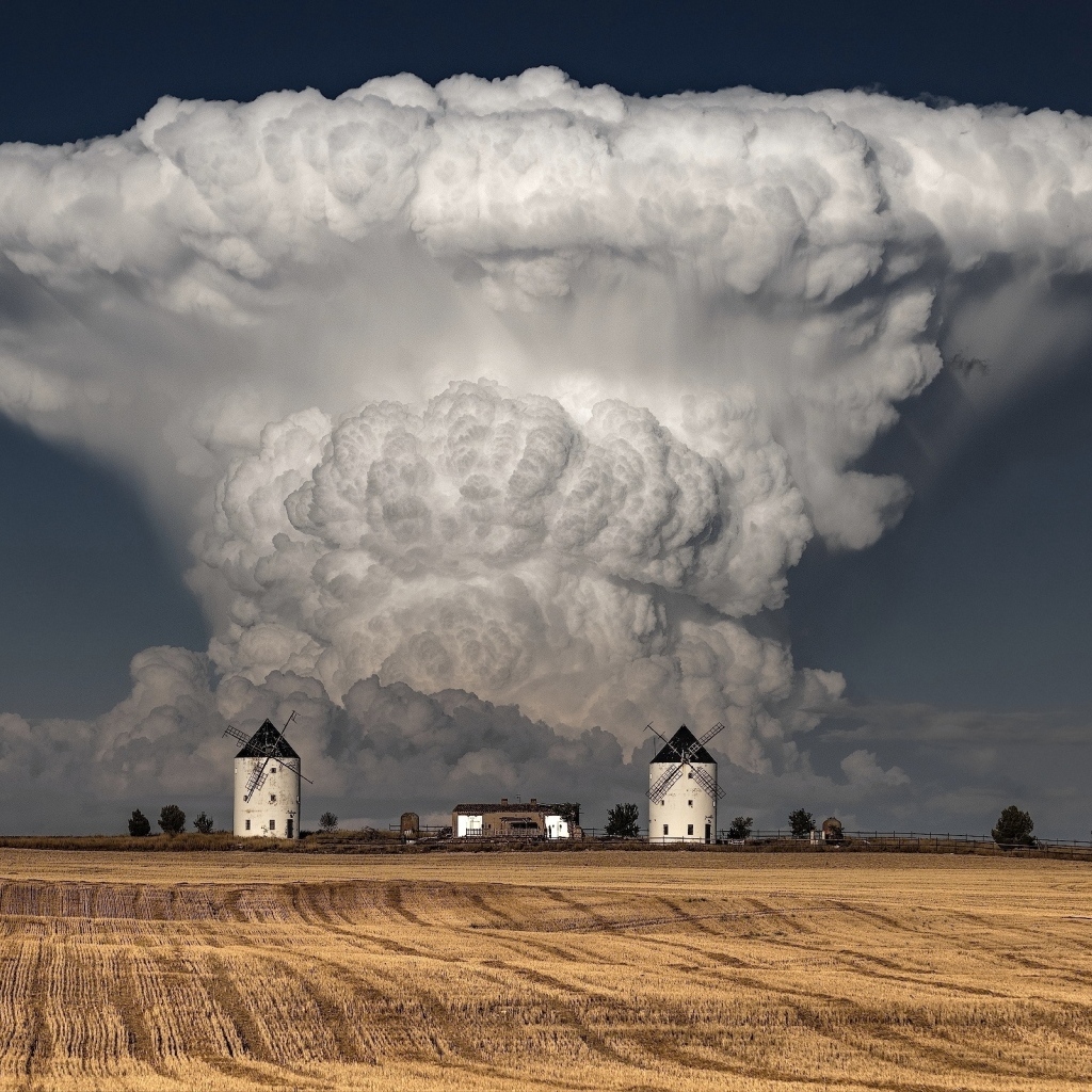 Большое белое облако над фермой