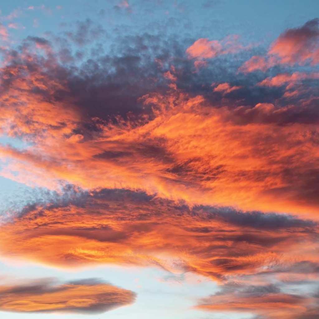 Красные облака в голубом небе