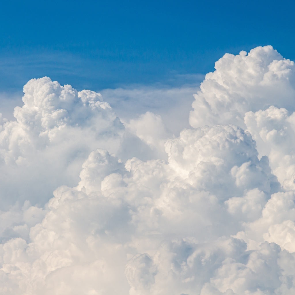 Густые белые облака в голубом небе